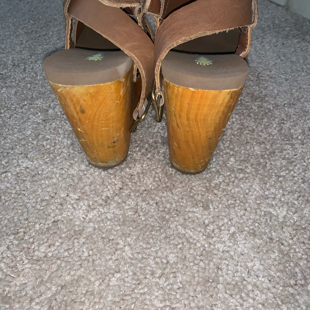 Volatile Brown Wedges - Picture 2 of 4